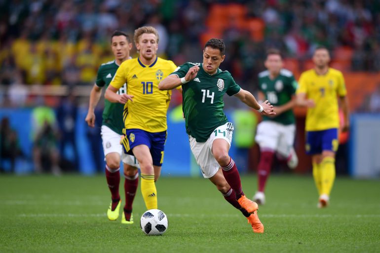 Chicharito Hernández disputa el balón con Forsberg en el encuentro entre México y Suecia. Chicharito Hernández disputa el balón con Forsberg en el encuentro entre México y Suecia.