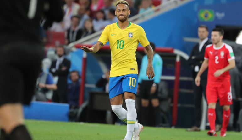 Neymar, en una jugada durante el partido frente a Serbia Neymar, en una jugada durante el partido frente a Serbia