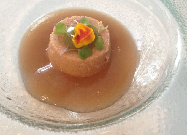 Foie, crema de pera y gel de romero. Foie, crema de pera y gel de romero.