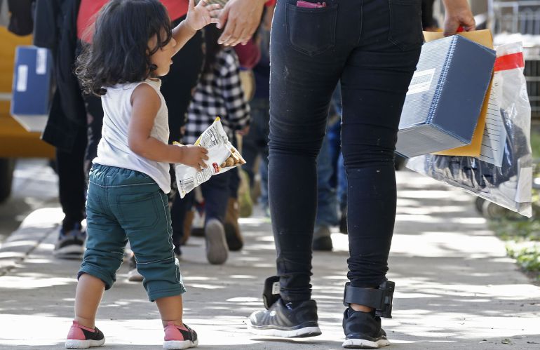 Familias migrantes son procesadas en la Estación Central de Autobuses antes de ser trasladadas a Caridades Católicas hoy, martes 26 de junio de 2018, McAllen, Texas (EE.UU.). Familias migrantes son procesadas en la Estación Central de Autobuses antes de ser trasladadas a Caridades Católicas hoy, martes 26 de junio de 2018, McAllen, Texas (EE.UU.).