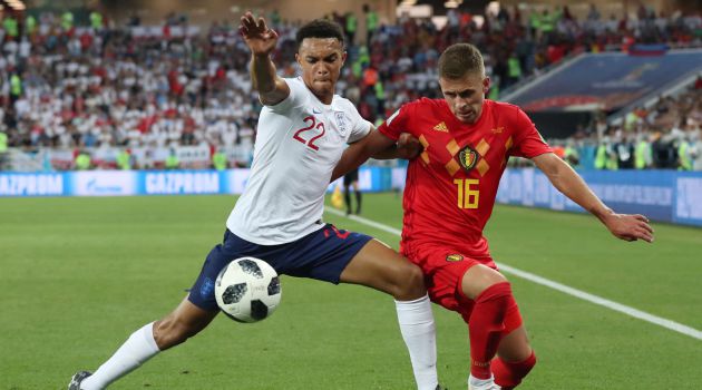 Alexander-Arnold y Thorgan Hazard pugnan por llevarse la pelota Alexander-Arnold y Thorgan Hazard pugnan por llevarse la pelota
