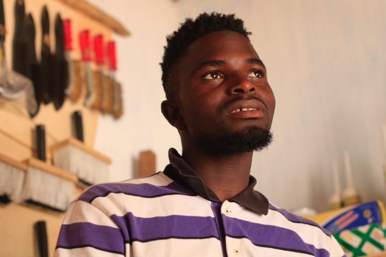 Ismael, en su tienda de materiales de construcción en Kartong, Gambia Ismael, en su tienda de materiales de construcción en Kartong, Gambia