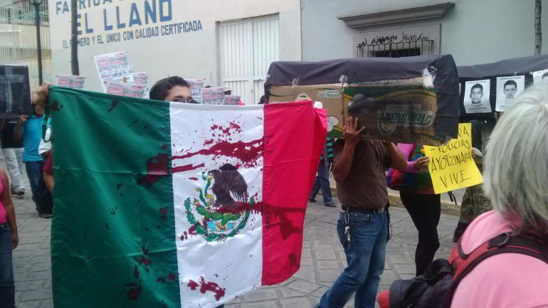 mexicanos protestan con una bandera teñida de sangre por la violencia inusitada que ha protagonizado la campaña electoral en este país, provocando la muerte de 130 personas, la mayoria candidatos y familiares mexicanos protestan con una bandera teñida de sangre por la violencia inusitada que ha protagonizado la campaña electoral en este país, provocando la muerte de 130 personas, la mayoria candidatos y familiares