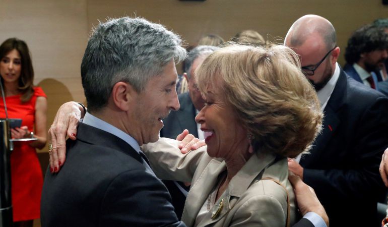 El ministro del Interior, Fernando Grande-Marlaska, saluda a la exvicepresidenta del Gobierno María Teresa Fernández de la Vega durante la toma de posesión de varios cargos de su departamento. El ministro del Interior, Fernando Grande-Marlaska, saluda a la exvicepresidenta del Gobierno María Teresa Fernández de la Vega durante la toma de posesión de varios cargos de su departamento.
