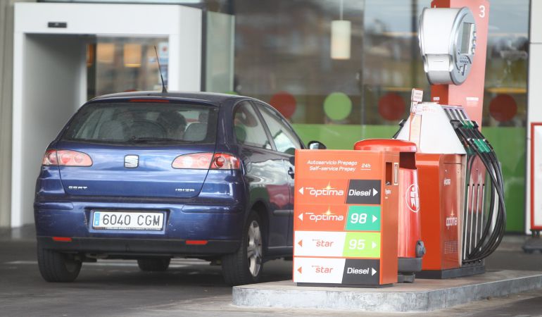 Un coche repostando Un coche repostando