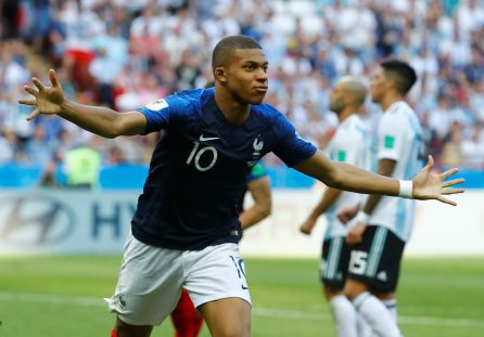 Mbappe celebra uno de sus goles durante el encuentro