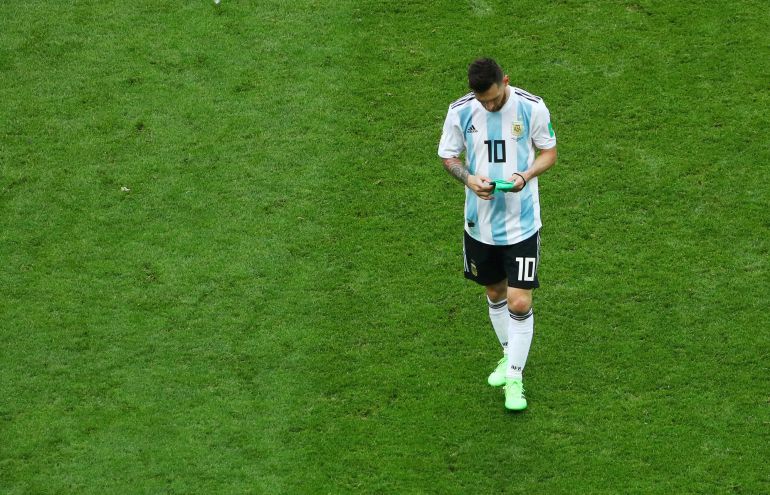 Messi, cabizbajo, con el brazalete de capitán en la mano, al final del partido Messi, cabizbajo, con el brazalete de capitán en la mano, al final del partido