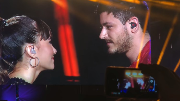 Llegó el día: Aitana y Cepeda confirman su romance con un beso en el Bernabéu