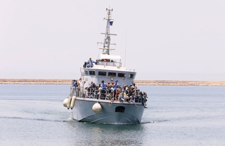 Patrulleras libias interceptan a 345 migrantes en aguas internacionales Patrulleras libias interceptan a 345 migrantes en aguas internacionales