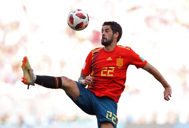 Isco controla el balón ante Rusia Isco controla el balón ante Rusia