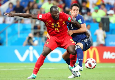 Lukaku pelea por un balón durante el partido Lukaku pelea por un balón durante el partido