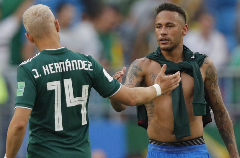 Neymar saluda a Chicharito tras la victoria Neymar saluda a Chicharito tras la victoria