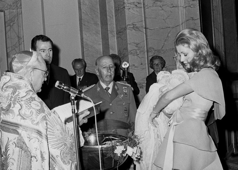 Carmen Martínez-Bordiú junto a su abuelo, el dictador Francisco Franco, en el bautizo de su hijo Luis Alfonso en 1974. Carmen Martínez-Bordiú junto a su abuelo, el dictador Francisco Franco, en el bautizo de su hijo Luis Alfonso en 1974.