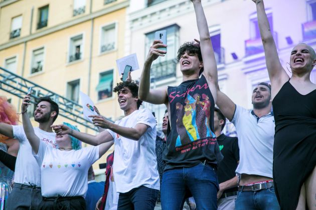 Los 'Javis' Javier Calvo (3d) y Javier Ambrossi (3i) ofrecen el pregón que da inicio a las fiestas del Orgullo 2018 en Madrid, que ha tenido lugar esta tarde en la plaza de Pedro Zerolo Los 'Javis' Javier Calvo (3d) y Javier Ambrossi (3i) ofrecen el pregón que da inicio a las fiestas del Orgullo 2018 en Madrid, que ha tenido lugar esta tarde en la plaza de Pedro Zerolo