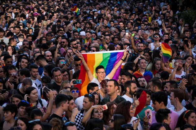 Asistentes al pregón que da inicio a las fiestas del Orgullo 2018 en Madrid, que ha tenido lugar esta tarde en la plaza de Pedro Zerolo Asistentes al pregón que da inicio a las fiestas del Orgullo 2018 en Madrid, que ha tenido lugar esta tarde en la plaza de Pedro Zerolo