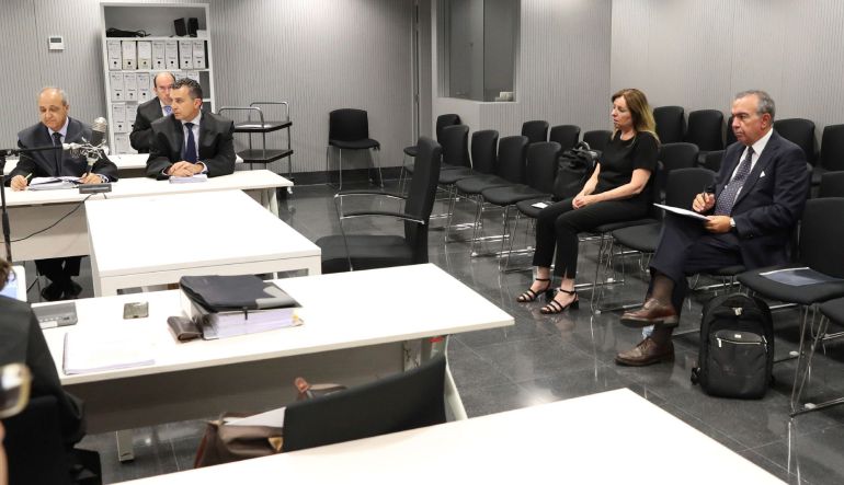 Los ex directores generales de la Caja de Ahorros del Mediterráneo (CAM) Roberto López Abad (d) y María Dolores Amorós durante el juicio Los ex directores generales de la Caja de Ahorros del Mediterráneo (CAM) Roberto López Abad (d) y María Dolores Amorós durante el juicio
