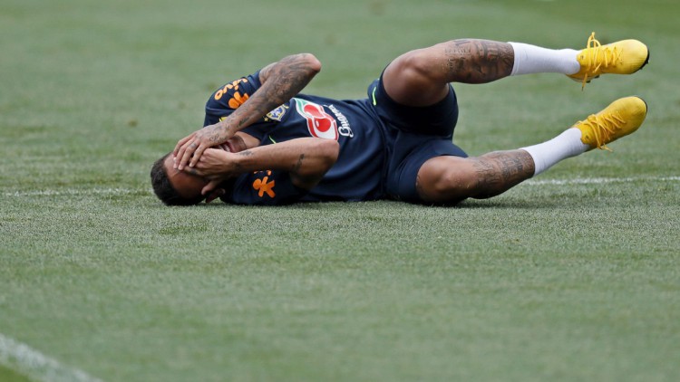 Los minutos en el suelo y el mal ejemplo de Neymar