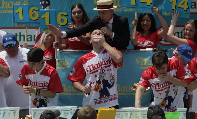 Joey Chestnut se impone al resto de participantes. Joey Chestnut se impone al resto de participantes.