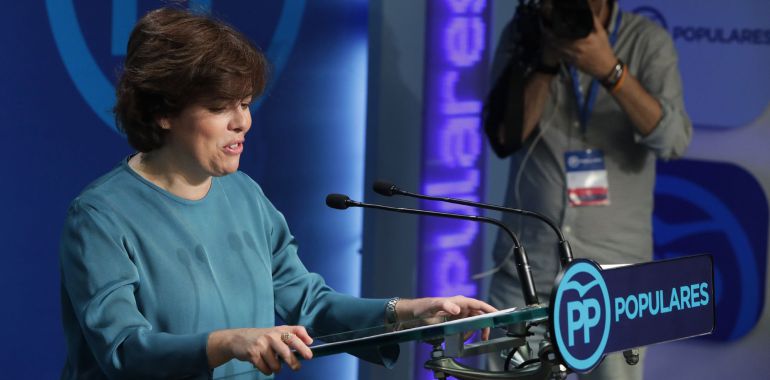 La exvicepresidenta del Gobierno Soraya Sáenz de Santamaría, que ha ganado la primera vuelta de las primarias del Partido Popular, durante la rueda de prensa ofrecida esta noche en la sede de Génova, en Madrid, para valorar los resultados de la votación. La exvicepresidenta del Gobierno Soraya Sáenz de Santamaría, que ha ganado la primera vuelta de las primarias del Partido Popular, durante la rueda de prensa ofrecida esta noche en la sede de Génova, en Madrid, para valorar los resultados de la votación.