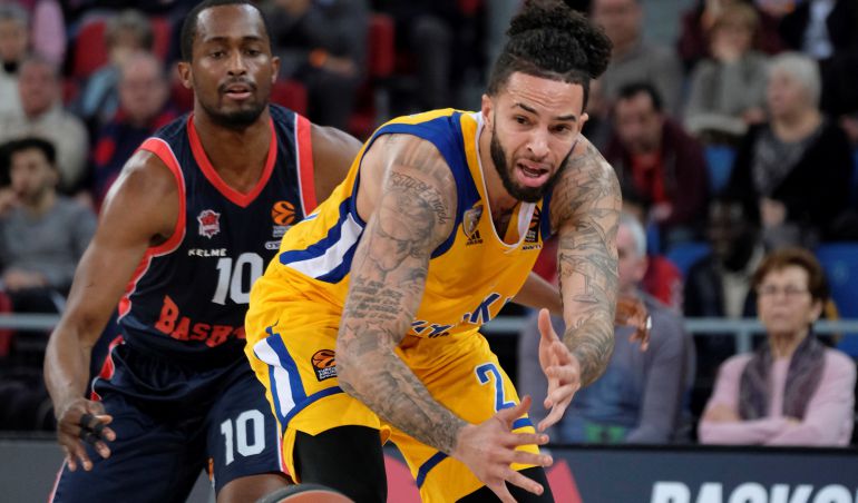 El jugador del Khimki Moscú Tyler Honeycutt pierde el balón ante el francés Rodrigue Beaubois del Baskonia