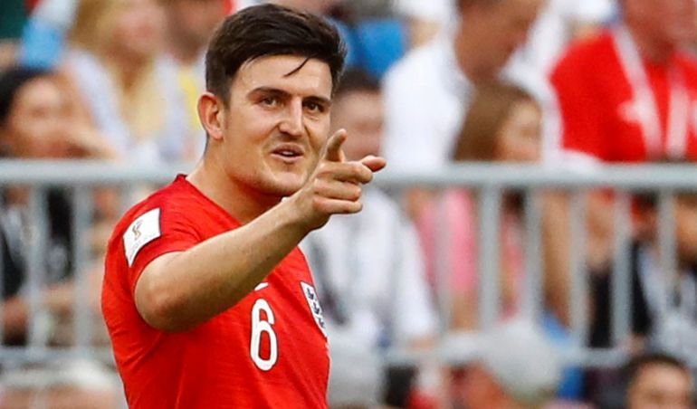 Maguire señala al tendido en el estadio de Samara Maguire señala al tendido en el estadio de Samara