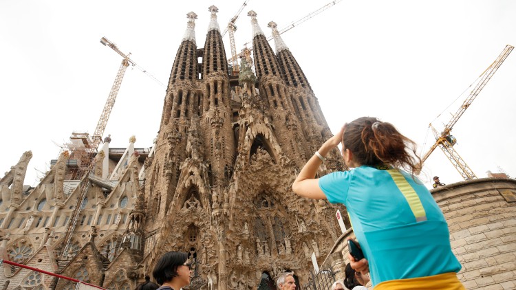 Los españoles pasan 32 millones de horas haciendo cola para fotografiar lugares turísticos