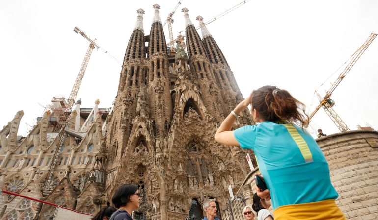 Una mujer fotografía a la Sagrada Familia. Una mujer fotografía a la Sagrada Familia.
