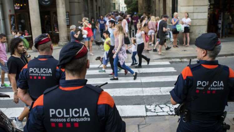 Un taxista de Salou, grave en el hospital, por una paliza de tres jóvenes