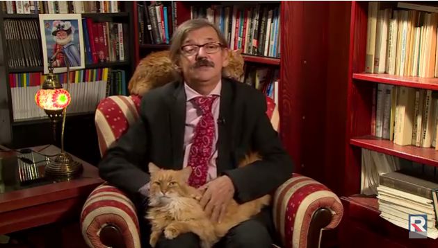 El Dr Jerzy Targalski concediendo una entrevista con dos de sus gatos. El Dr Jerzy Targalski concediendo una entrevista con dos de sus gatos.