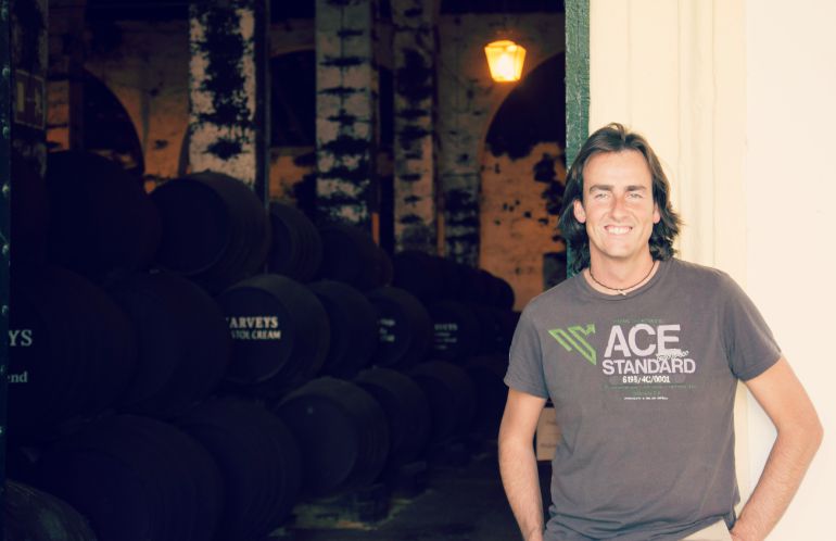 José Berasaluce, en una bodega de Jerez. José Berasaluce, en una bodega de Jerez.