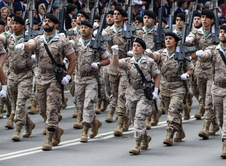 Hombres y mujeres militares desfilan durante el Día de las Fuerzas Armadas. Hombres y mujeres militares desfilan durante el Día de las Fuerzas Armadas.