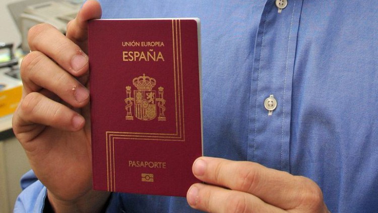 Deniegan la nacionalidad a una inmigrante por no saber quién era Franco ni el autor del 'Quijote'