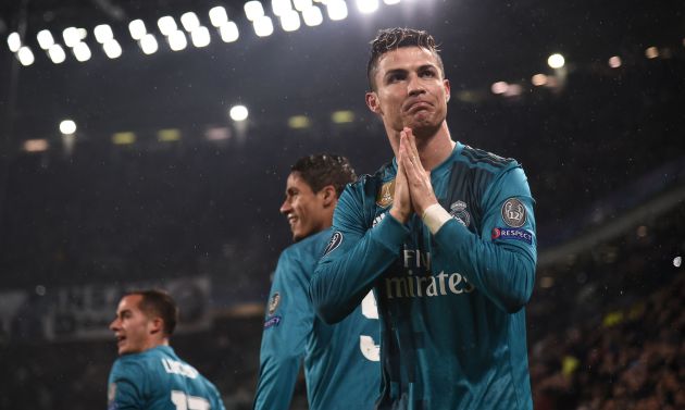 Cristiano Ronaldo agradece a la afición de Turín los aplausos por su gol de chilena en el Allianz Stadium. Cristiano Ronaldo agradece a la afición de Turín los aplausos por su gol de chilena en el Allianz Stadium.
