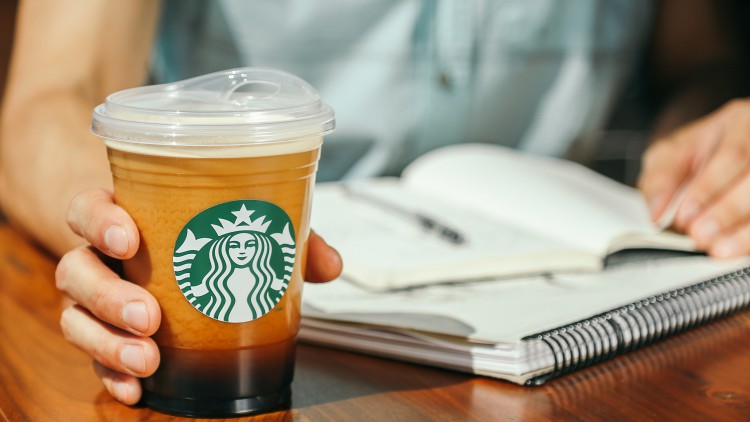 Starbucks acaba con las pajitas de plástico: esta es la alternativa