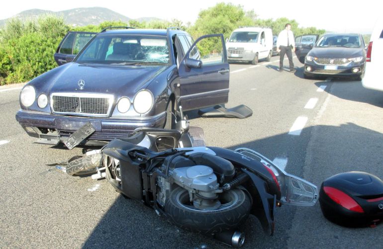 Imagen cedida por la policía local de Olbia que muestra el accidente del actor estadounidense George Clooney, cerca de Olbia, isla italiana de Cerdeña. Imagen cedida por la policía local de Olbia que muestra el accidente del actor estadounidense George Clooney, cerca de Olbia, isla italiana de Cerdeña.