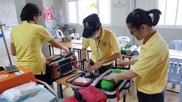Los equipos de rescate preparan sus equipos de emergencia. Los equipos de rescate preparan sus equipos de emergencia.