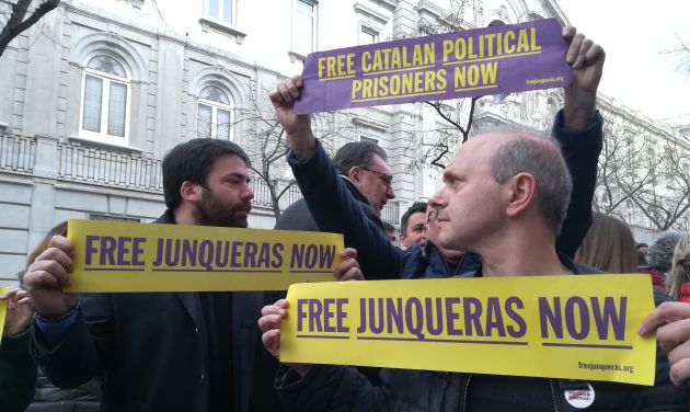 Manifestantes piden la liberación de los encarcelados frente al Supremo Manifestantes piden la liberación de los encarcelados frente al Supremo