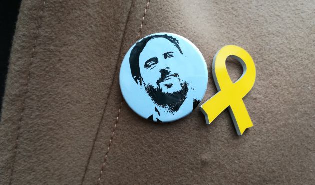 Chapa con el rostro de Junqueras en el abrigo de Gabriel Rufián (ERC) Chapa con el rostro de Junqueras en el abrigo de Gabriel Rufián (ERC)