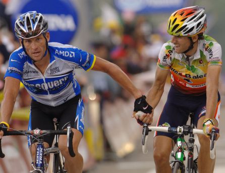 Armstrong felicita a Valverde tras ser batido por él en Courchevel Armstrong felicita a Valverde tras ser batido por él en Courchevel