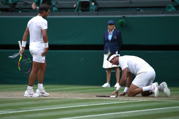 Nadal se dirige a Del Potro tras el partido entre ambos de casi cinco horas de duración. Nadal se dirige a Del Potro tras el partido entre ambos de casi cinco horas de duración.
