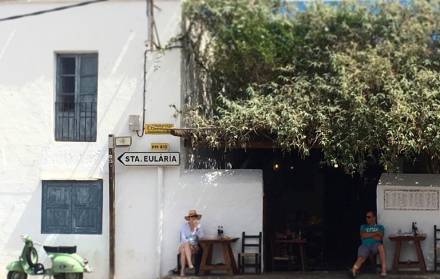 'Casa Anita' está en la carreta entre Sant Carles y Santa Eulária. 'Casa Anita' está en la carreta entre Sant Carles y Santa Eulária.