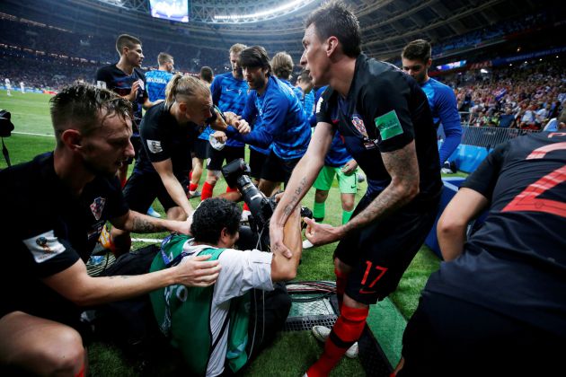 Mandzukic y Rakitic ayudan Yuri Cortez a levantarse Mandzukic y Rakitic ayudan Yuri Cortez a levantarse
