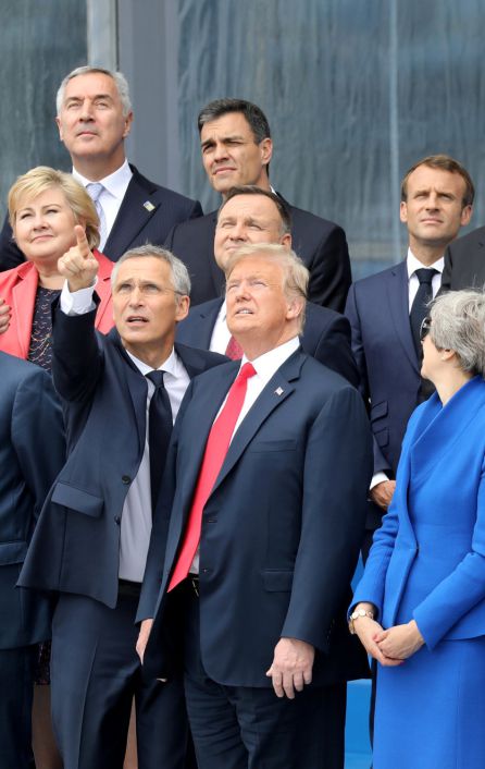 Donald Trump y Pedro Sánchez posan para la foto junto al resto de mandatarios pertenecientes a la OTAN Donald Trump y Pedro Sánchez posan para la foto junto al resto de mandatarios pertenecientes a la OTAN