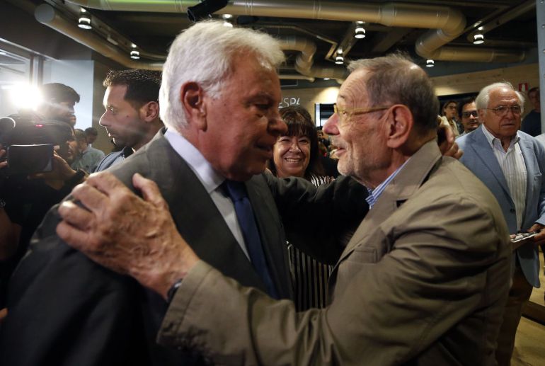 El expresidente del Gobierno Felipe González conversa con Javier Solana durante el acto de presentación de la apertura al público de su archivo documental como exjefe del Ejecutivo, una iniciativa que se lleva a cabo por primera vez en España con una documentos privados que se abren para divulgar su trayectoria personal profesional, política e institucional, hoy en la Fundación Telefónica El expresidente del Gobierno Felipe González conversa con Javier Solana durante el acto de presentación de la apertura al público de su archivo documental como exjefe del Ejecutivo, una iniciativa que se lleva a cabo por primera vez en España con una documentos privados que se abren para divulgar su trayectoria personal profesional, política e institucional, hoy en la Fundación Telefónica