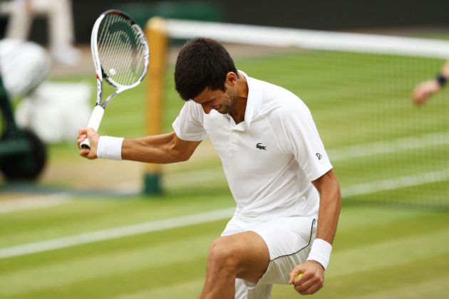 Djokovic golpea su raqueta contra su pie tras perder un punto Djokovic golpea su raqueta contra su pie tras perder un punto