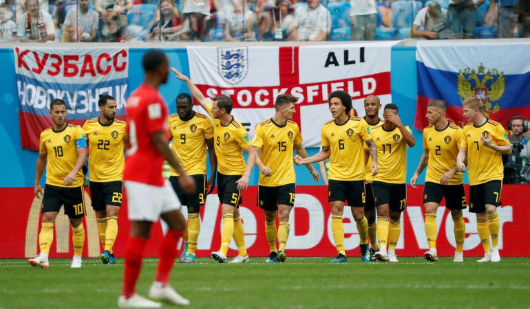 El defensa belga Thomas Meunier (c) celebra con sus compañeros tras marcar el 0-1 durante el partido Inglaterra-Bélgica El defensa belga Thomas Meunier (c) celebra con sus compañeros tras marcar el 0-1 durante el partido Inglaterra-Bélgica