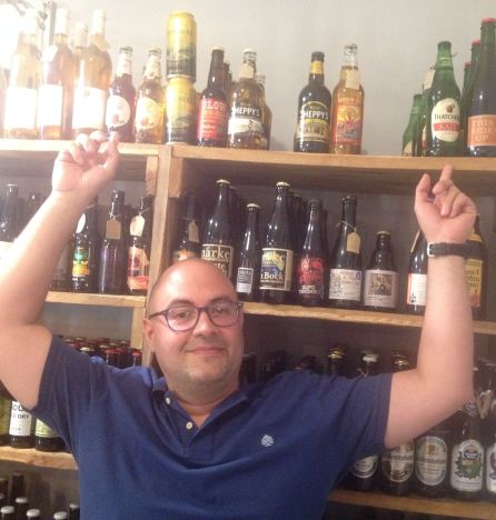La tienda Sr. Lúpulo, situada en el centro de Gijón, cuenta con una de las colecciones de sidras de importación más variadas de España. La tienda Sr. Lúpulo, situada en el centro de Gijón, cuenta con una de las colecciones de sidras de importación más variadas de España.