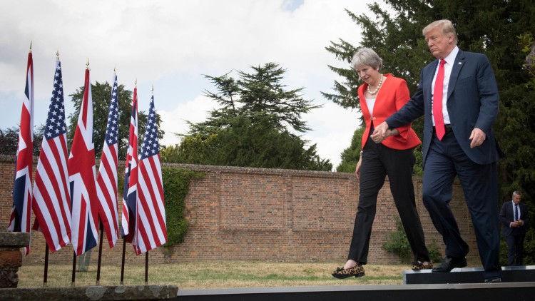 El último delirio de Trump: culpa a la prensa para quedar bien con May