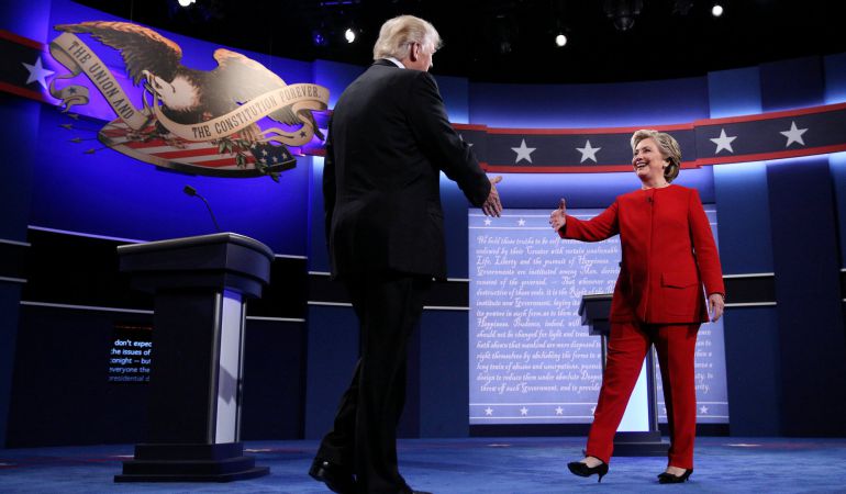Hillary Clinton y Donald Trump se saludan en el debate presidencial de Estados Unidos Hillary Clinton y Donald Trump se saludan en el debate presidencial de Estados Unidos