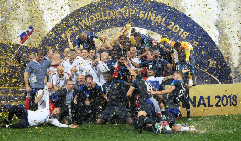 Francia celebra la victoria bajo la intensa lluvia que ha caído sobre Moscú nada más terminar la final. Francia celebra la victoria bajo la intensa lluvia que ha caído sobre Moscú nada más terminar la final.